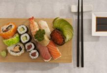Japoński savoir-vivre przy stole, czyli jak prawidłowo jeść sushi